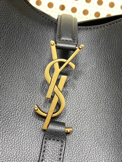 LE 5 À 7 LARGE SUPPLE BAG 31 IN NAVY BLUE CALFSKIN