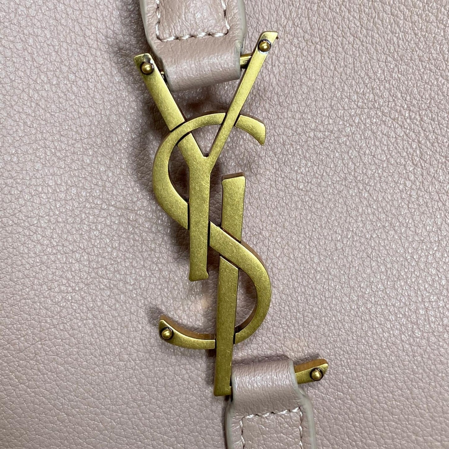 LE 5 À 7 SMALL SUPPLE 22 IN BABBY PINK CALFSKIN GOLD BUCKLE