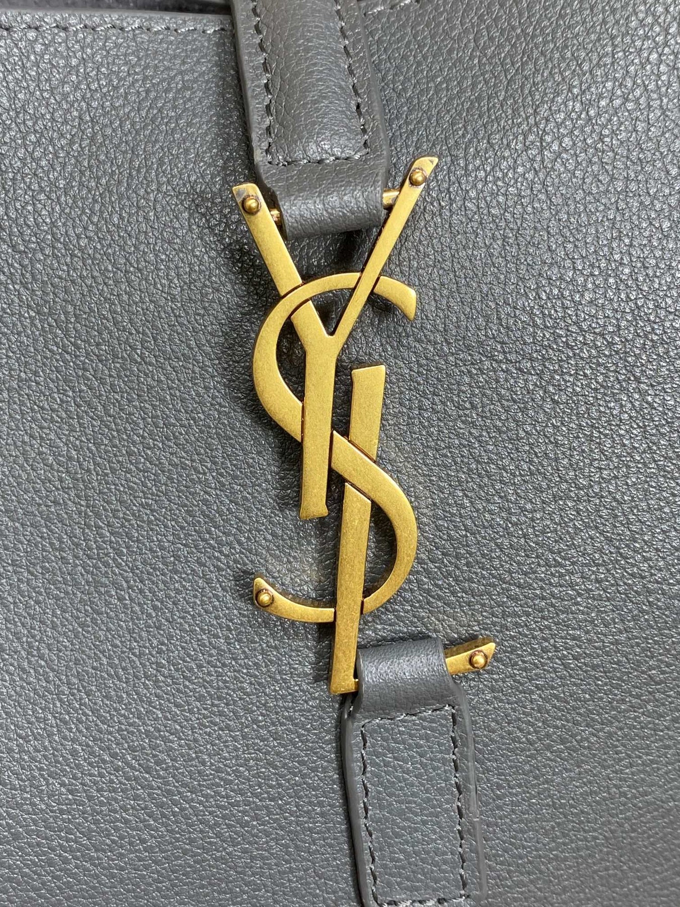 LE 5 À 7 SMALL SUPPLE 22 IN NEPAL BLUE CALFSKIN GOLD BUCKLE