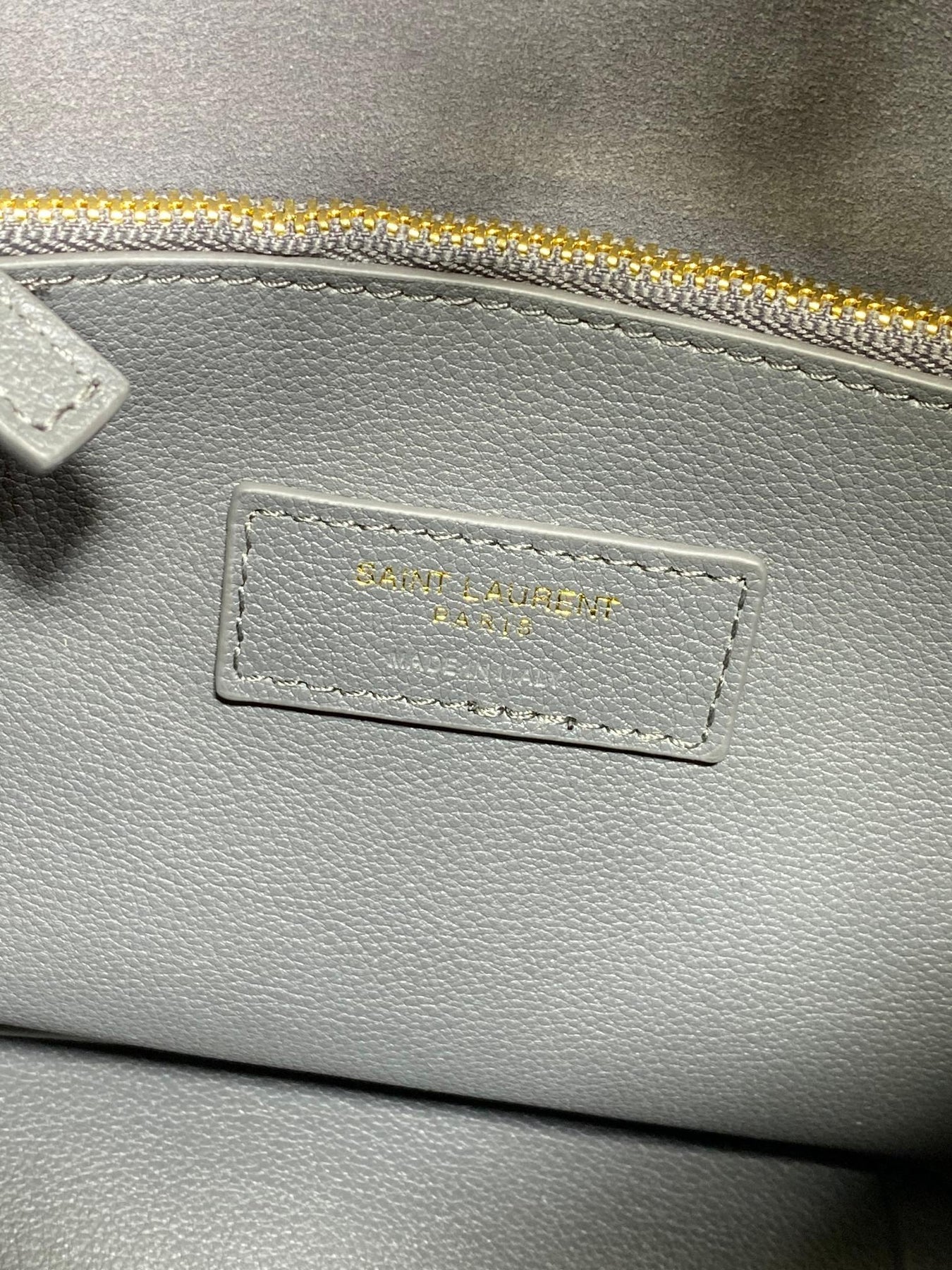 LE 5 À 7 SMALL SUPPLE 22 IN NEPAL BLUE CALFSKIN GOLD BUCKLE