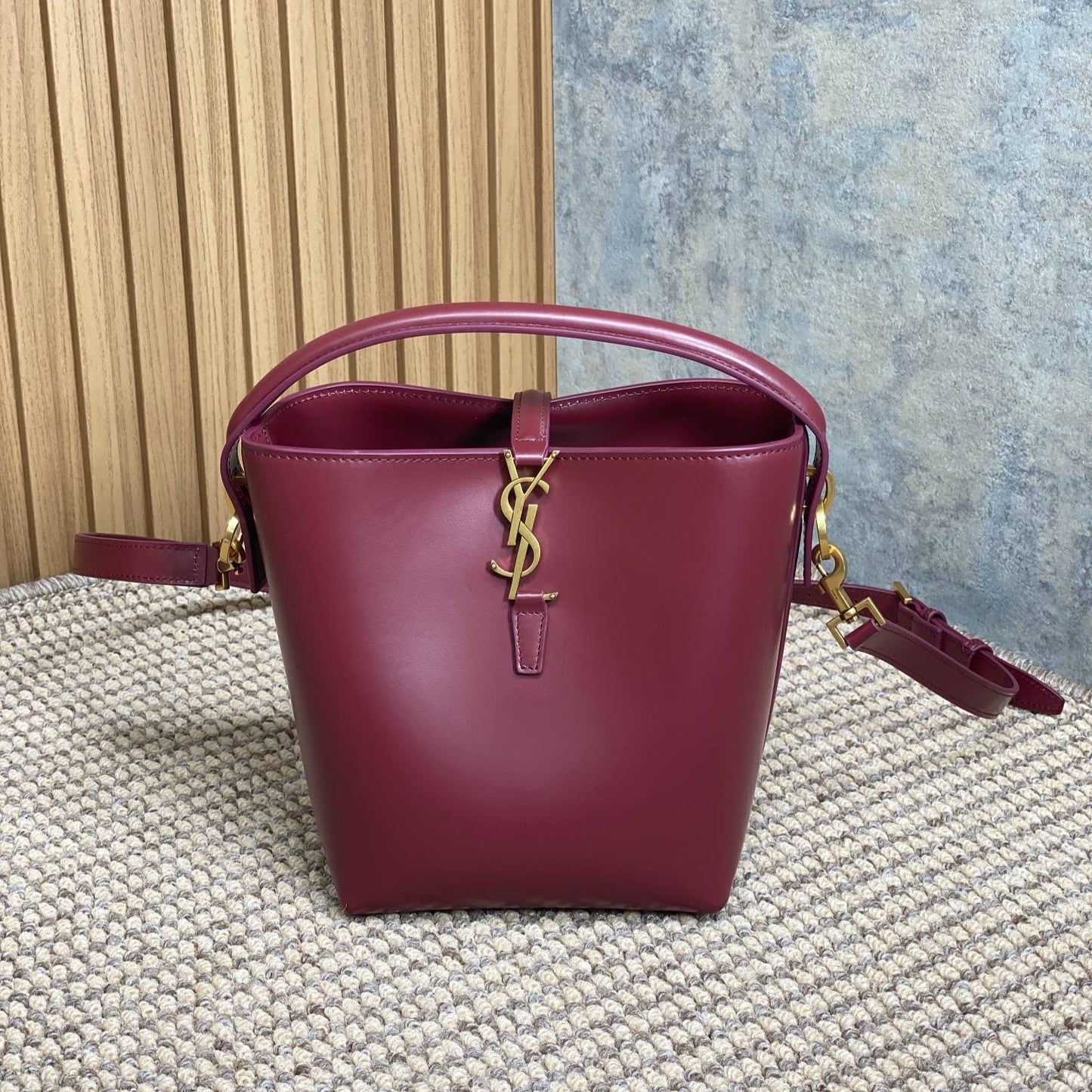 LE 37 SMALL BUCKET BAG 20 IN BURGUNDY RED CALFSKIN GOLD HARDWARE