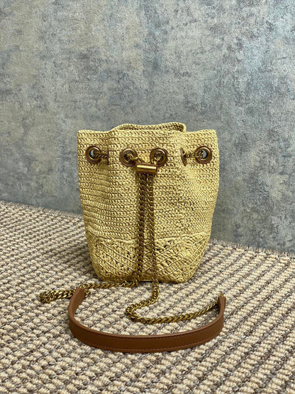 DRAWSTRING BUCKET BAG 19 IN BEIGE WOVEN RAFFIA AND CALFSKIN