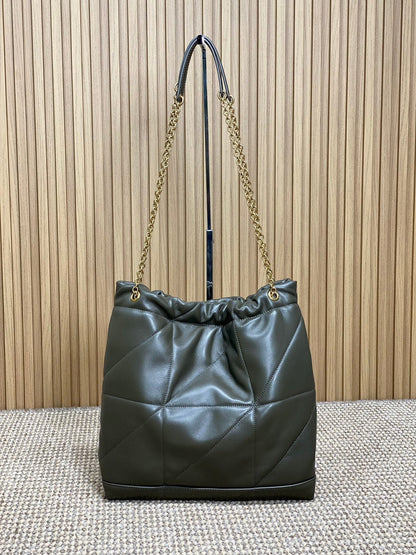 DRAWSTRING CHAIN STRAP SHOULDER BAG 39 IN DARK GREEN QUILTED CALFSKIN