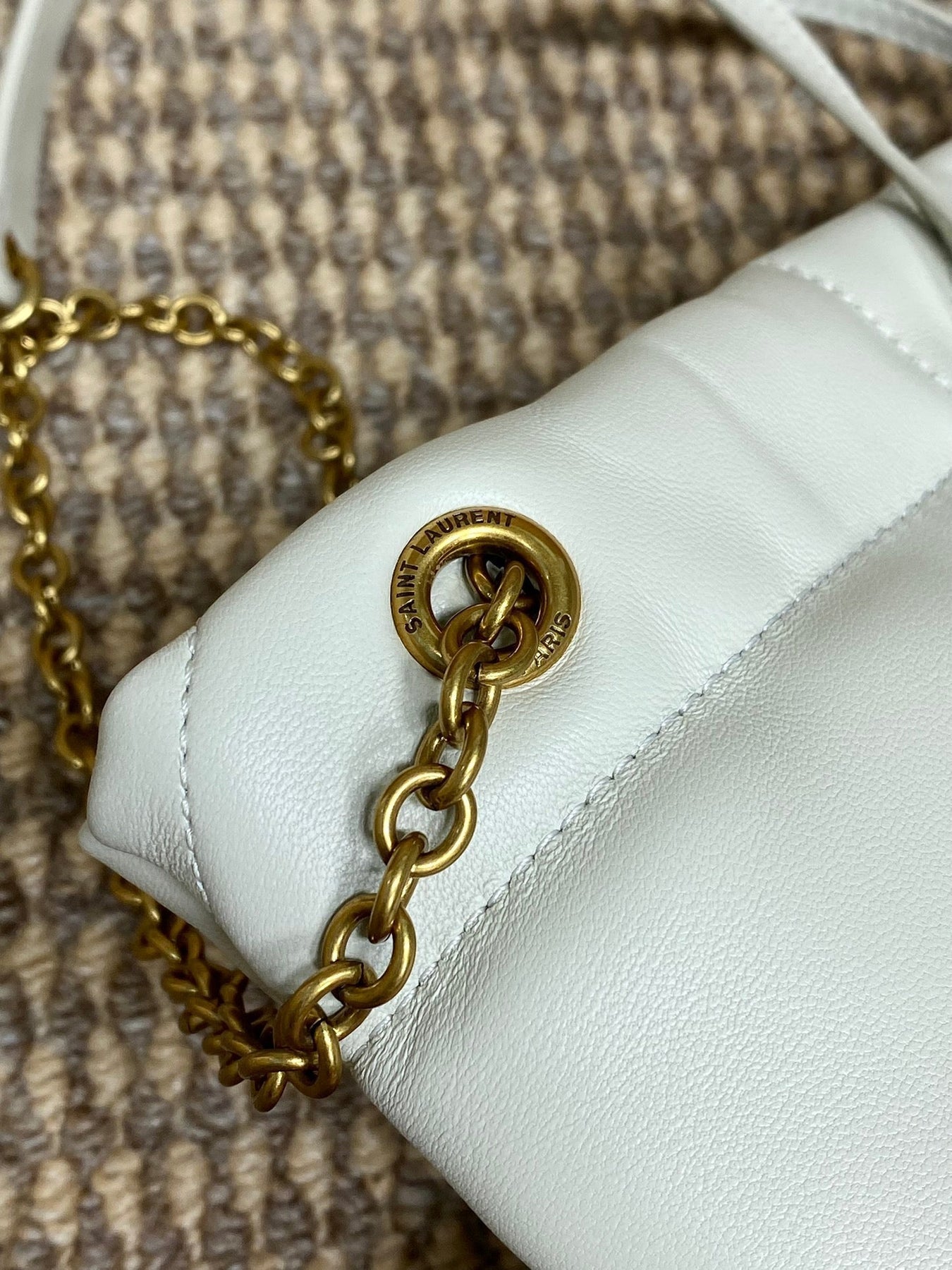 DRAWSTRING CHAIN STRAP SHOULDER BAG 39 IN WHITE QUILTED CALFSKIN