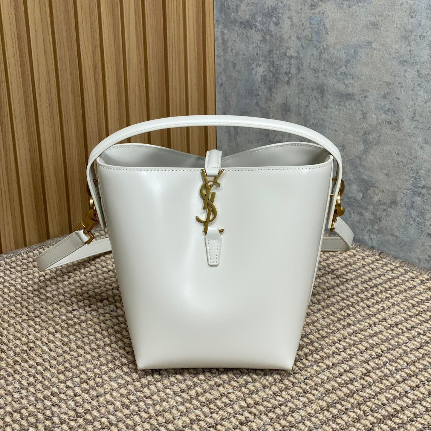 LE 37 SMALL BUCKET BAG 20 IN WHITE CALFSKIN GOLD HARDWARE