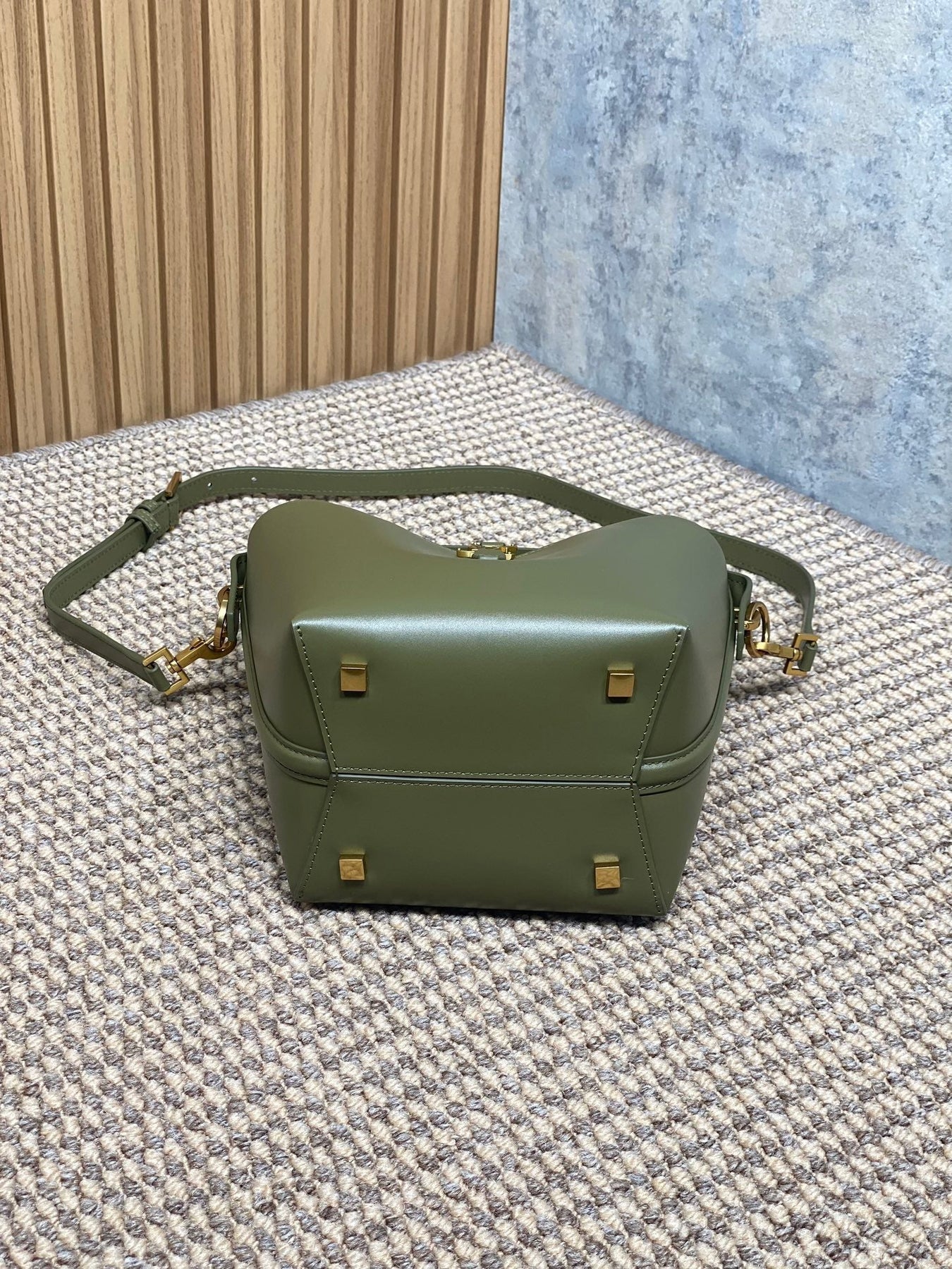 LE 37 SMALL BUCKET BAG 20 IN AVOCADO GREEN CALFSKIN GOLD HARDWARE