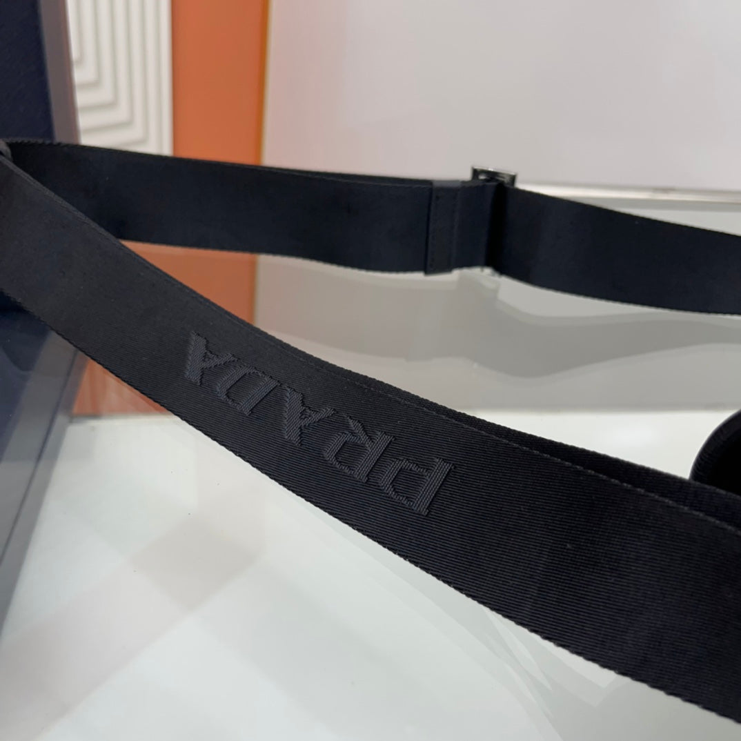 PRA SMALL 26 SHOULDERBAG IN BLACK SAFFIANO LEATHER