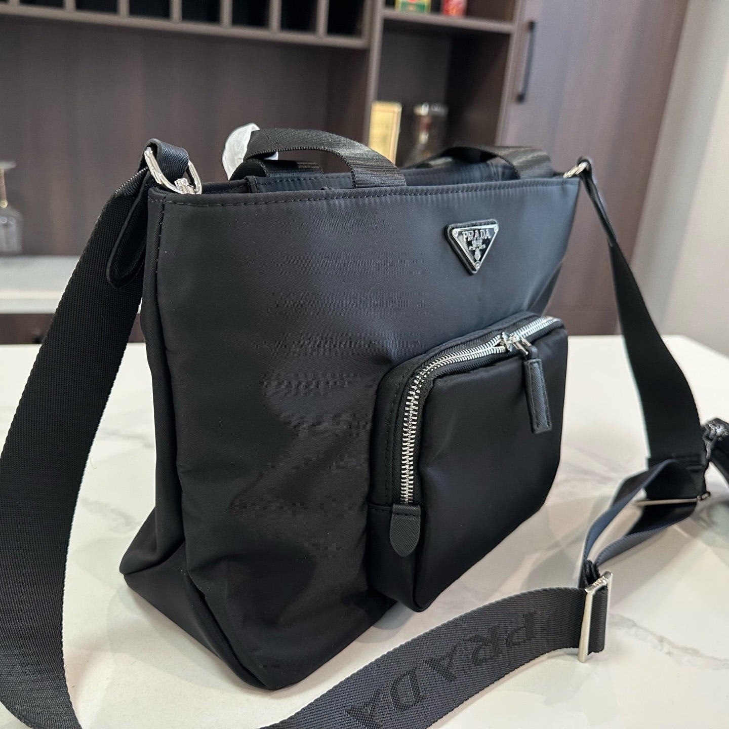 FRONT ZIP POCKET CROSSBODY BAG 32 IN BLACK RE-NYLON