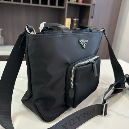 FRONT ZIP POCKET CROSSBODY BAG 32 IN BLACK RE-NYLON