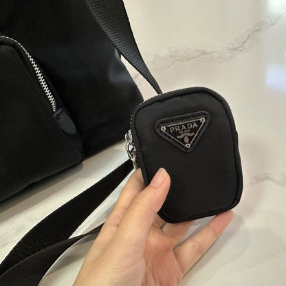 FRONT ZIP POCKET CROSSBODY BAG 32 IN BLACK RE-NYLON