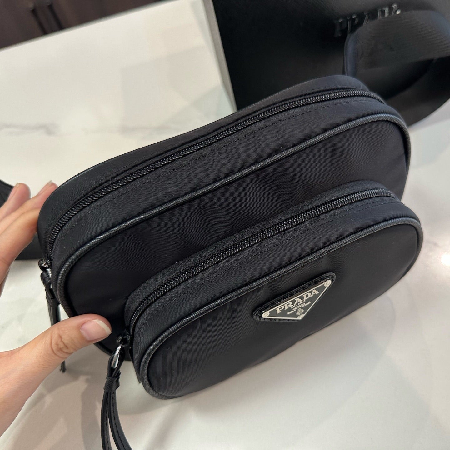 FRONT ZIP POCKET CROSSBODY BAG 24 IN BLACK RE-NYLON