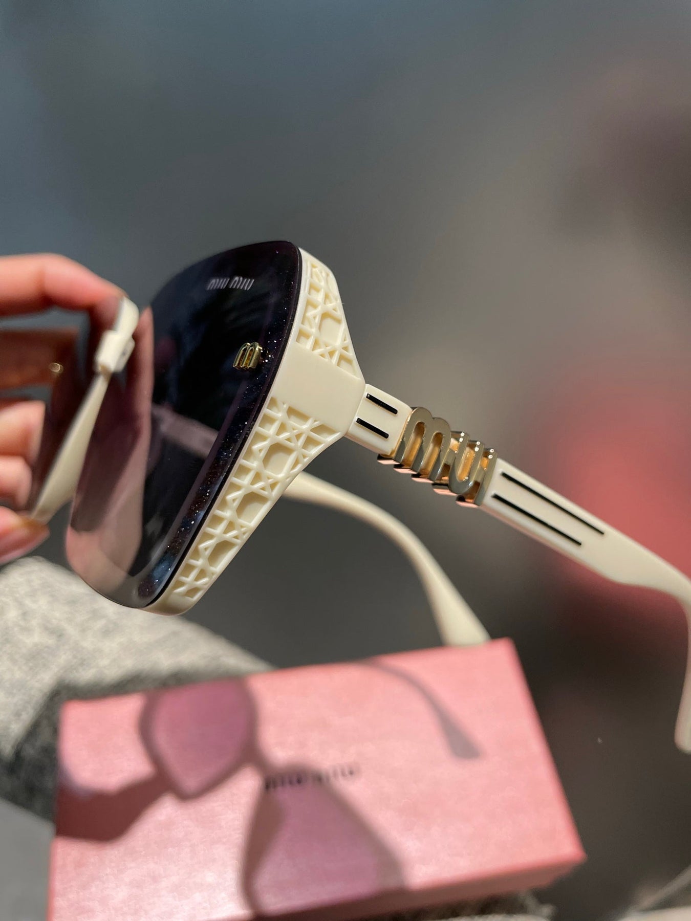 RUNWAY SQUARE SUNGLASSES 513101 IN WHITE ACETATE