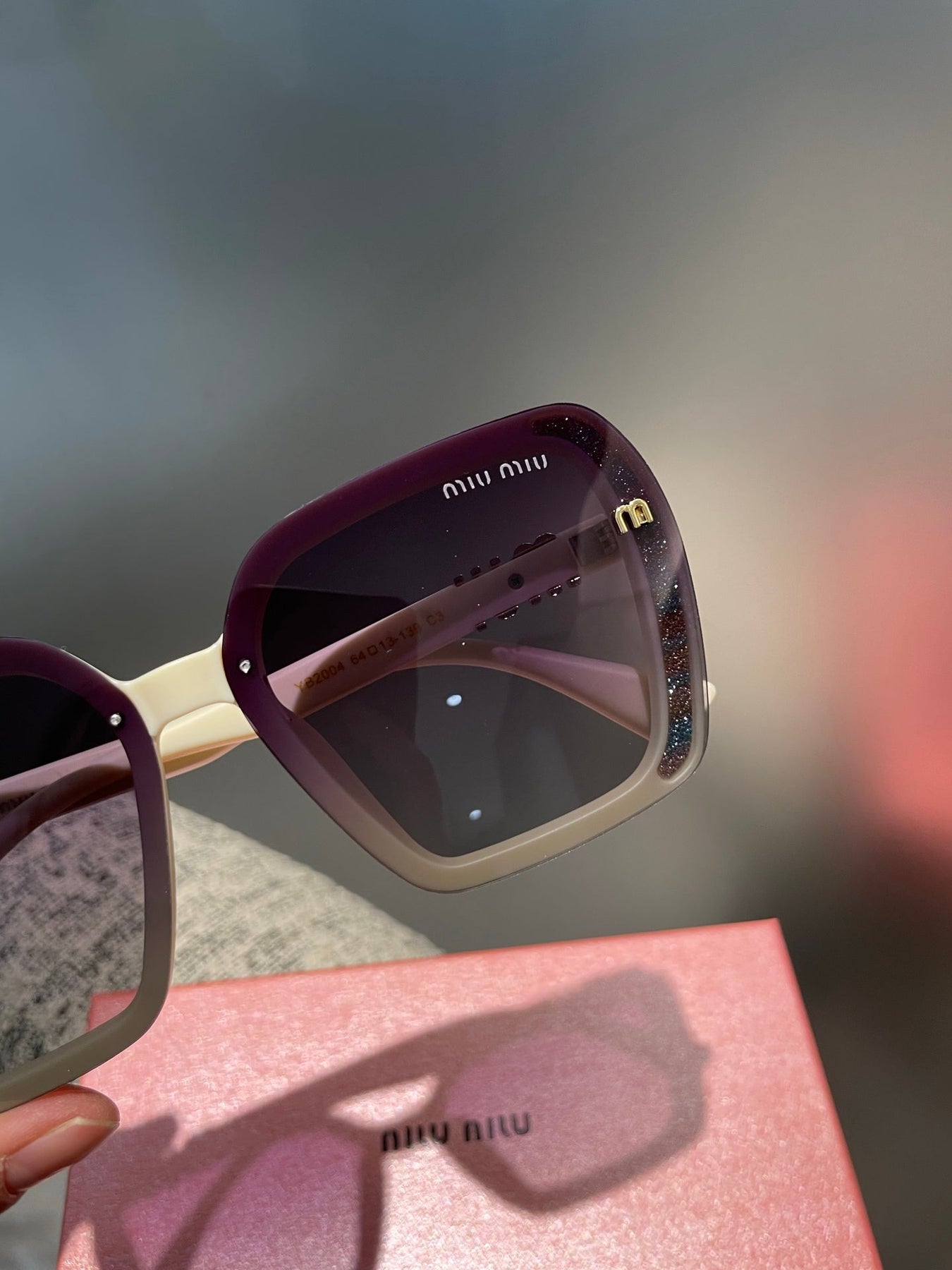 RUNWAY SQUARE SUNGLASSES 513101 IN WHITE ACETATE