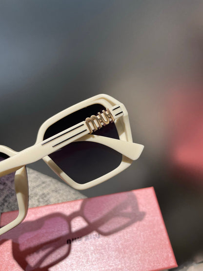 RUNWAY SQUARE SUNGLASSES 513101 IN WHITE ACETATE