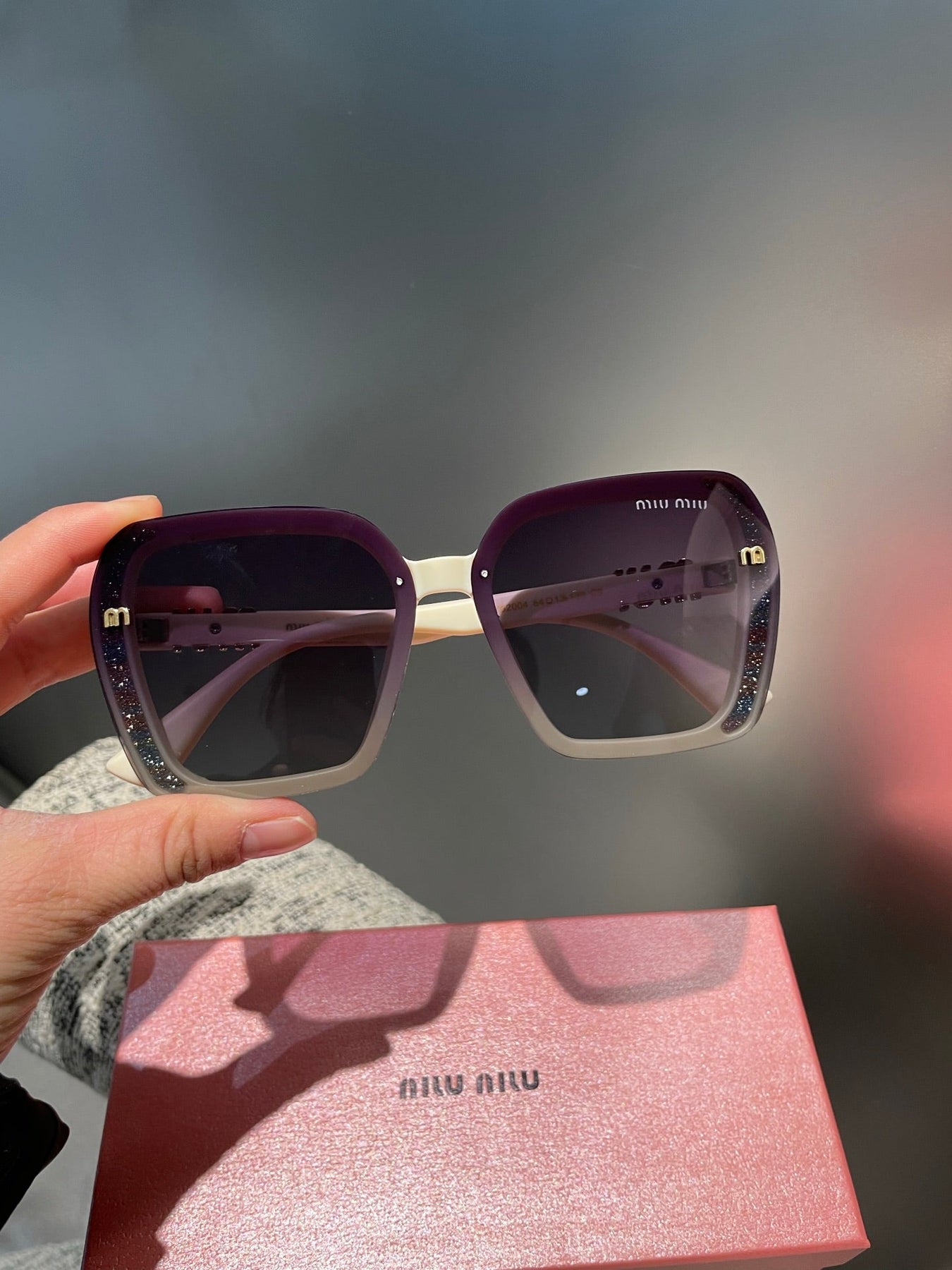 RUNWAY SQUARE SUNGLASSES 513101 IN WHITE ACETATE