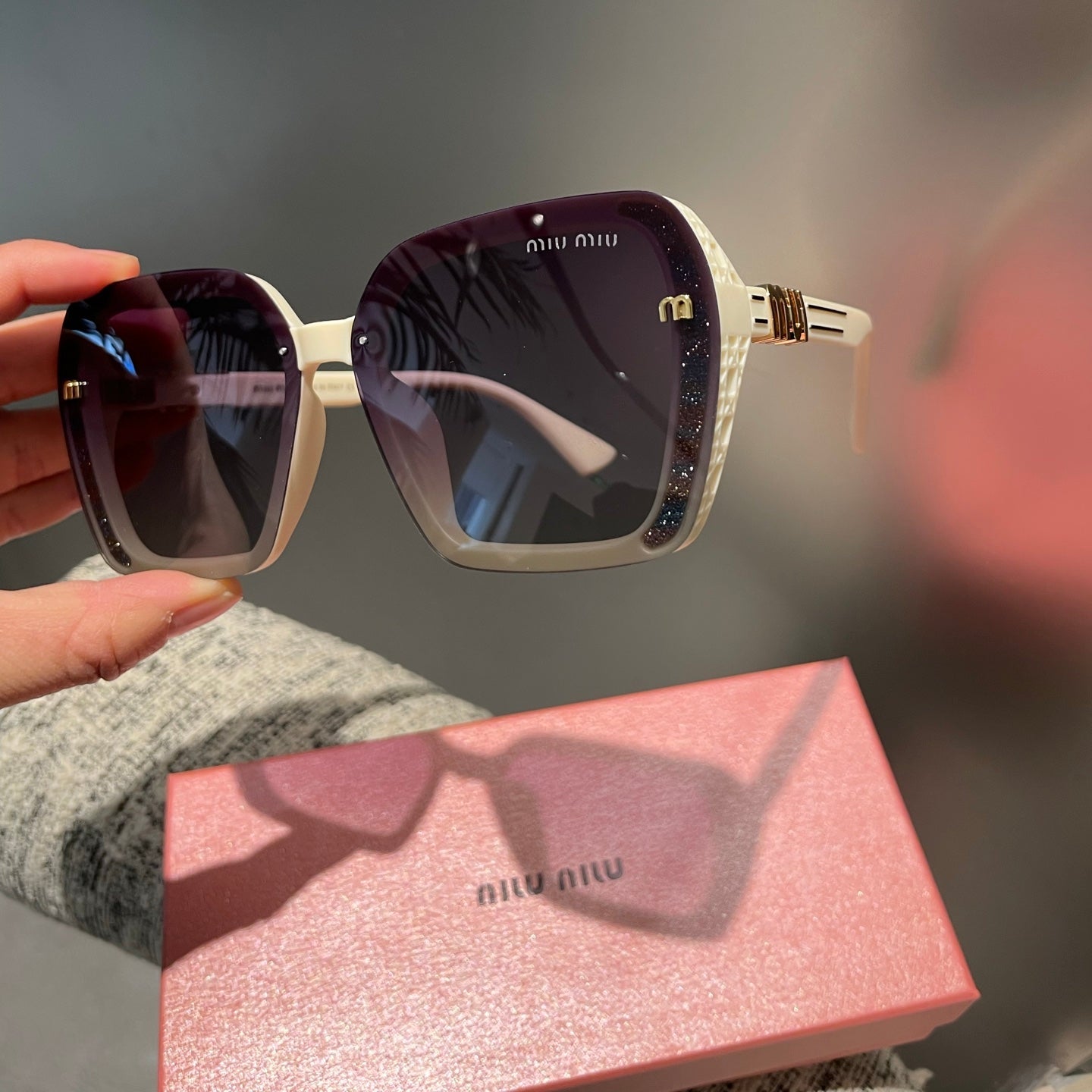 RUNWAY SQUARE SUNGLASSES 513101 IN WHITE ACETATE