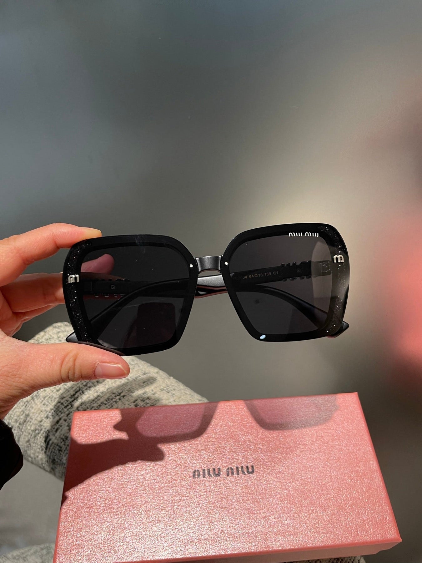 RUNWAY SQUARE SUNGLASSES 513100 IN BLACK ACETATE