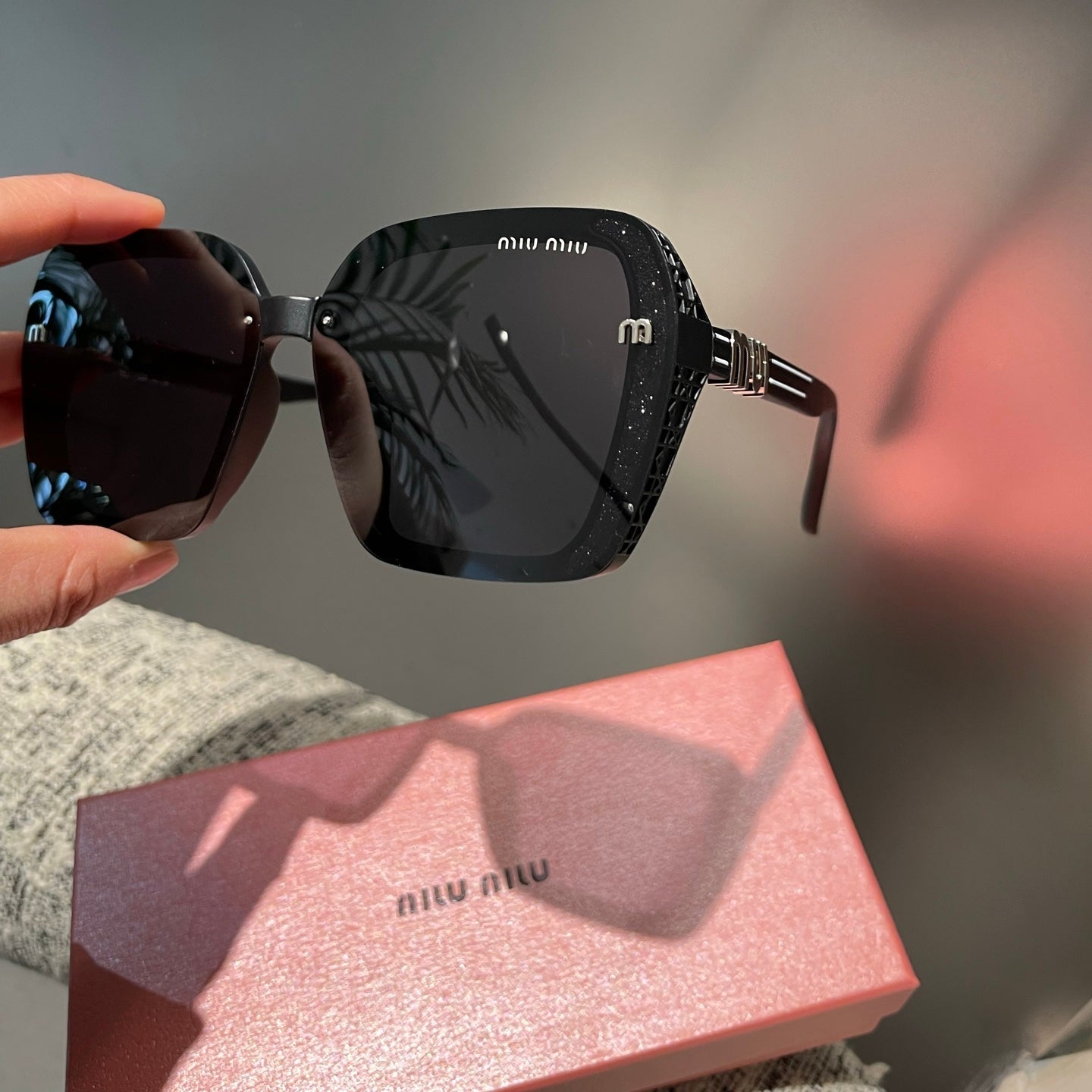 RUNWAY SQUARE SUNGLASSES 513100 IN BLACK ACETATE