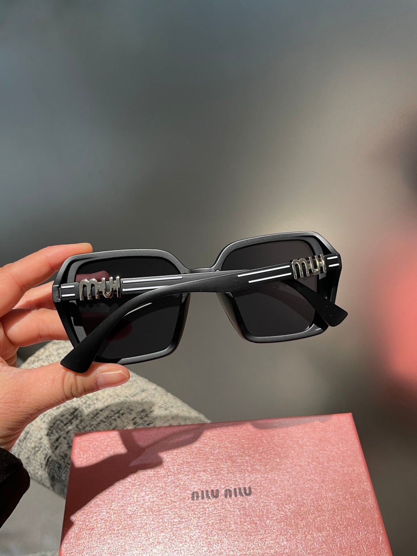 RUNWAY SQUARE SUNGLASSES 513100 IN BLACK ACETATE