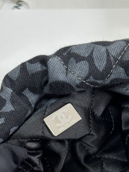 DRAWSTRING FLORAL PRINT SHOULDER BAG 20 IN BLACK MIX GREY DENIM