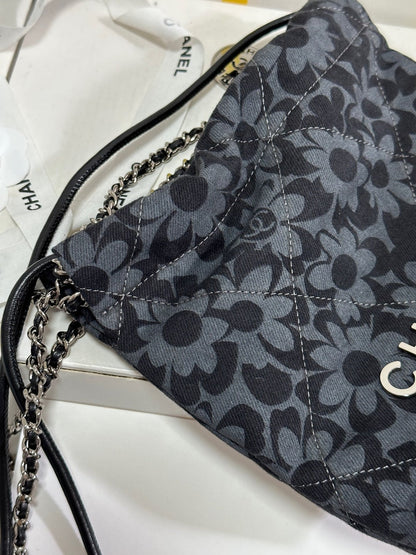 DRAWSTRING FLORAL PRINT SHOULDER BAG 20 IN BLACK MIX GREY DENIM