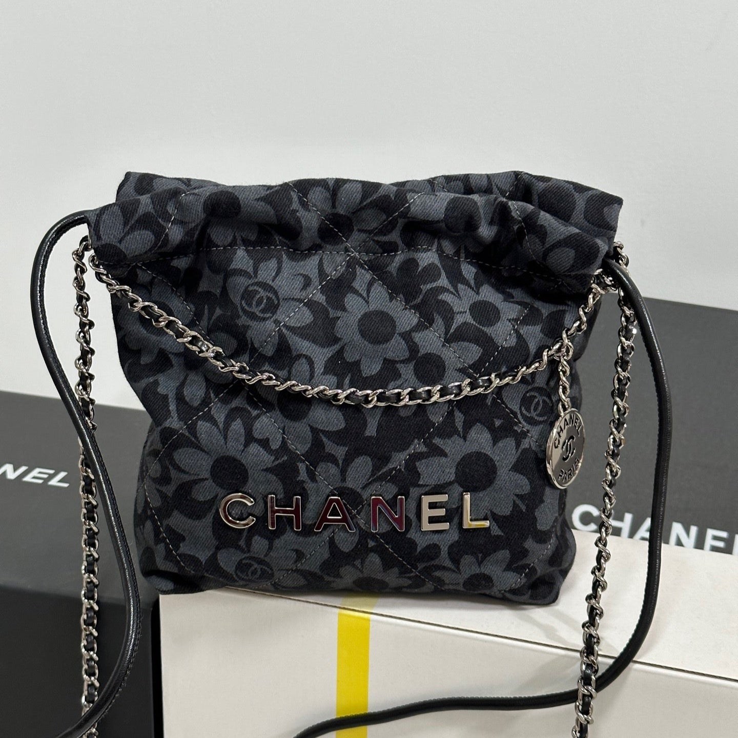DRAWSTRING FLORAL PRINT SHOULDER BAG 20 IN BLACK MIX GREY DENIM