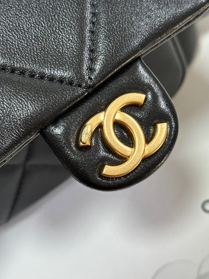 QUILTED HOBO CARGO BAG 31 IN BLACK CALFSKIN GOLD CHAIN