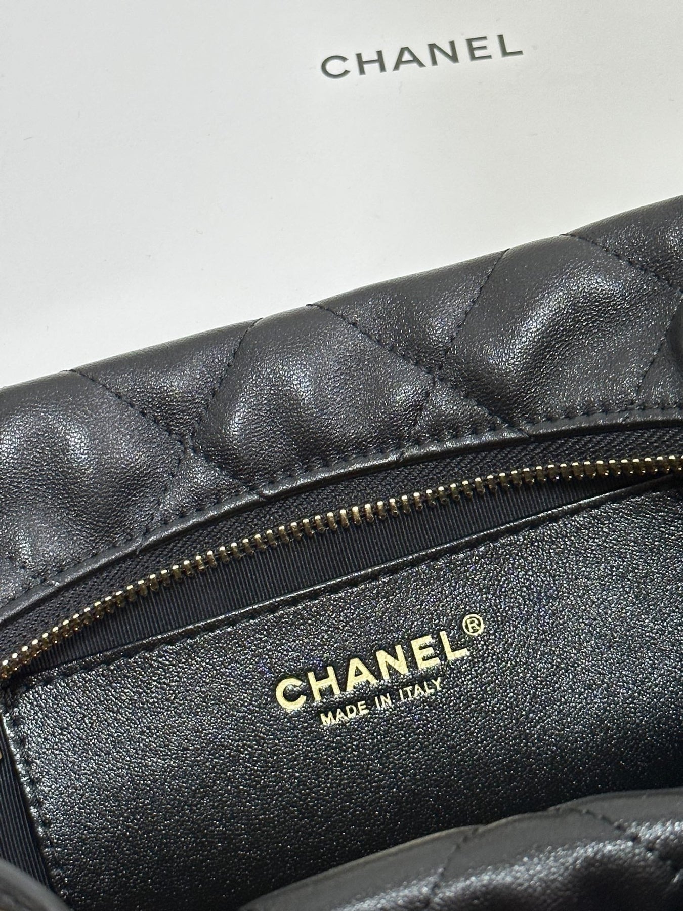 QUILTED HOBO CARGO BAG 31 IN BLACK CALFSKIN GOLD CHAIN