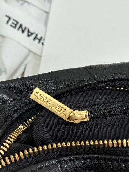 QUILTED HOBO CARGO BAG 31 IN BLACK CALFSKIN GOLD CHAIN