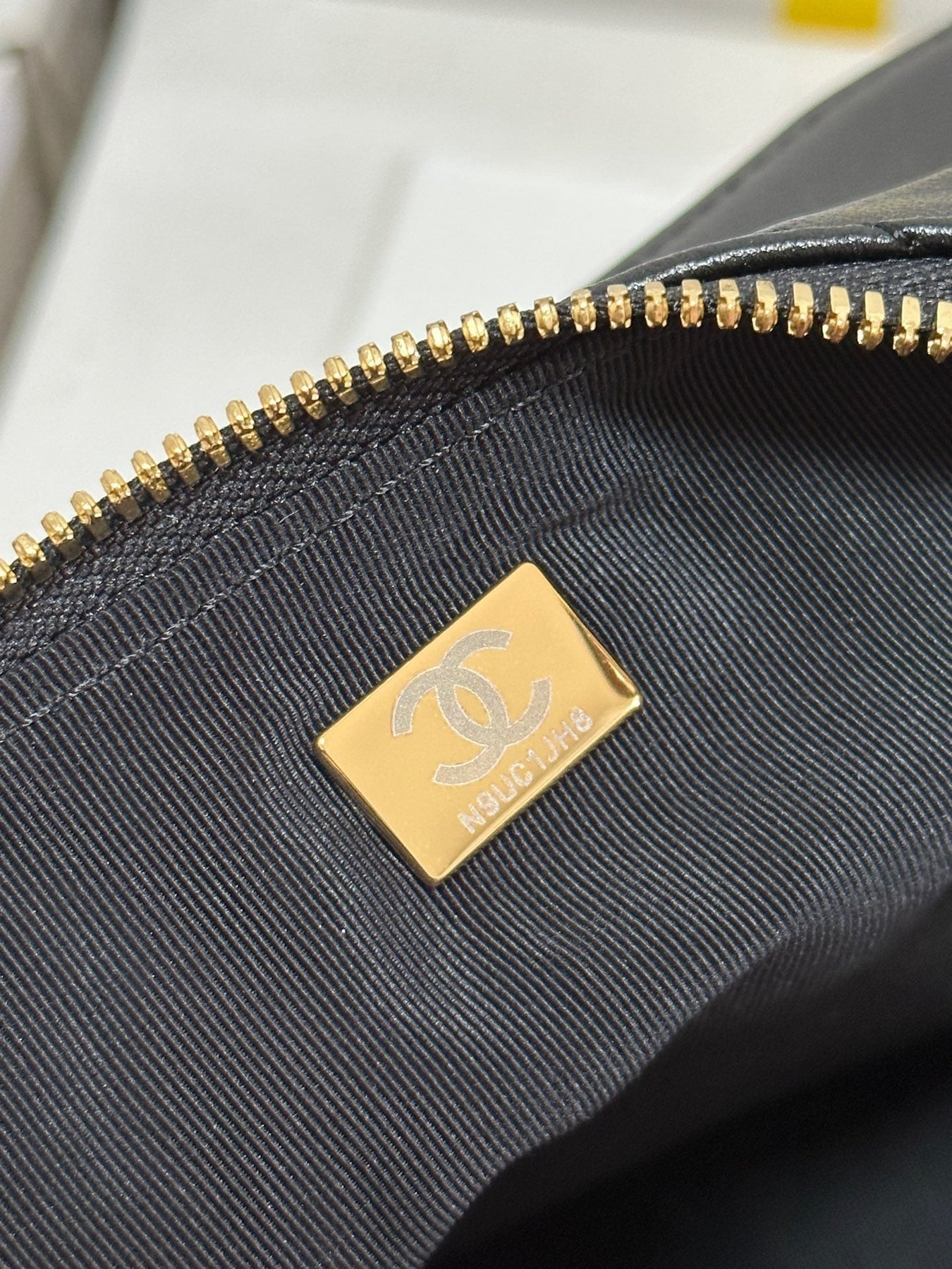 QUILTED HOBO CARGO BAG 31 IN BLACK CALFSKIN GOLD CHAIN