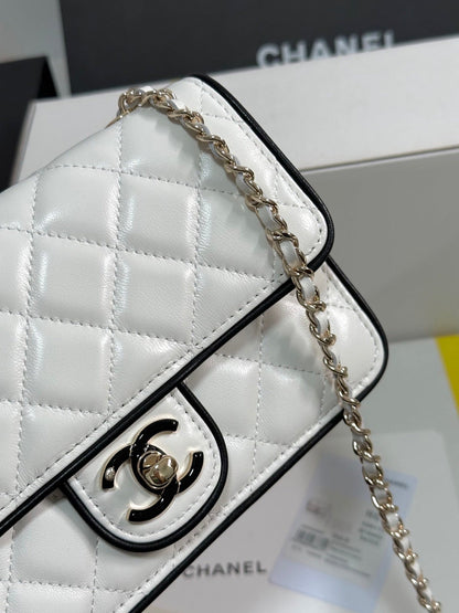 QUILTED FLAP BAG WITH BLACK TRIM 19 IN WHITE LAMBSKIN