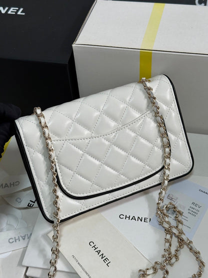 QUILTED FLAP BAG WITH BLACK TRIM 19 IN WHITE LAMBSKIN