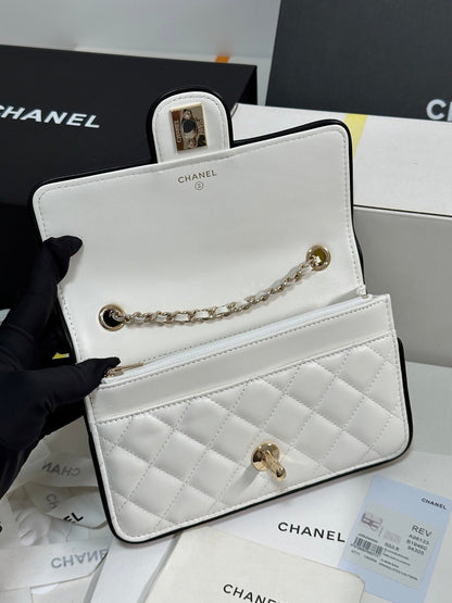 QUILTED FLAP BAG WITH BLACK TRIM 19 IN WHITE LAMBSKIN