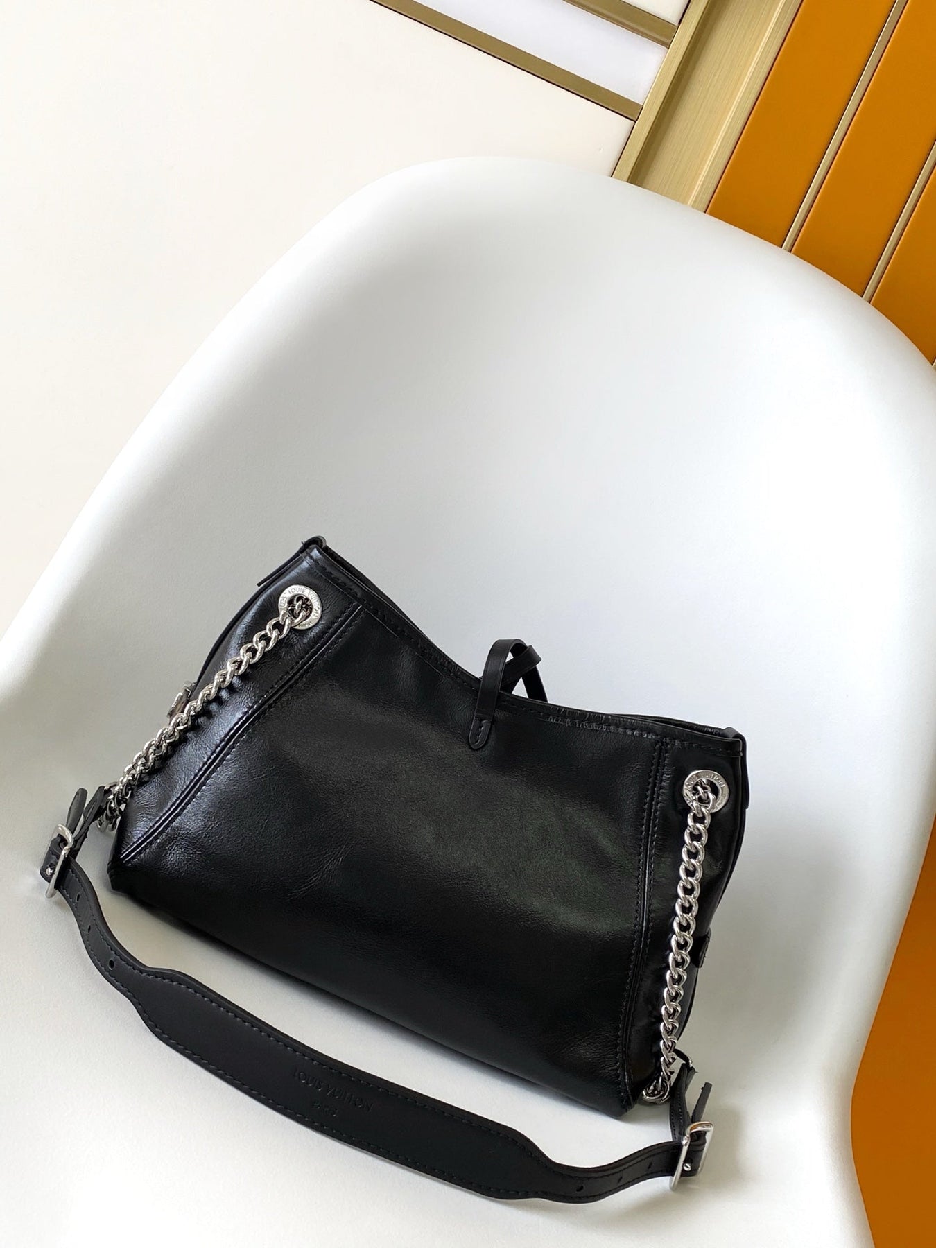 CARRYALL BB BAG 26 IN BLACK SHEEPSKIN MAGNETIC CLASP