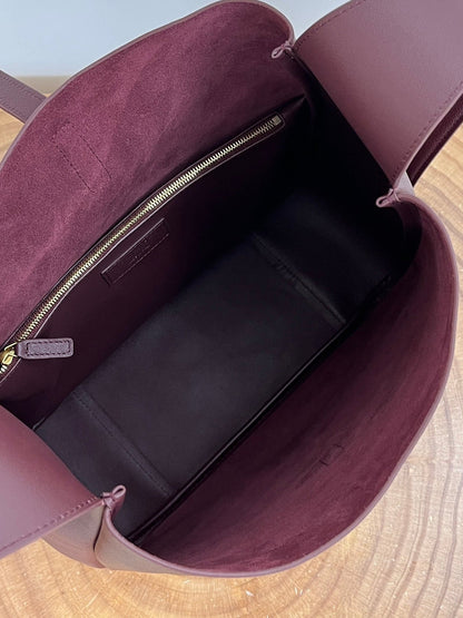LE 5 À 7 LARGE SUPPLE 31 IN WINE RED GRAINED CALFSKIN