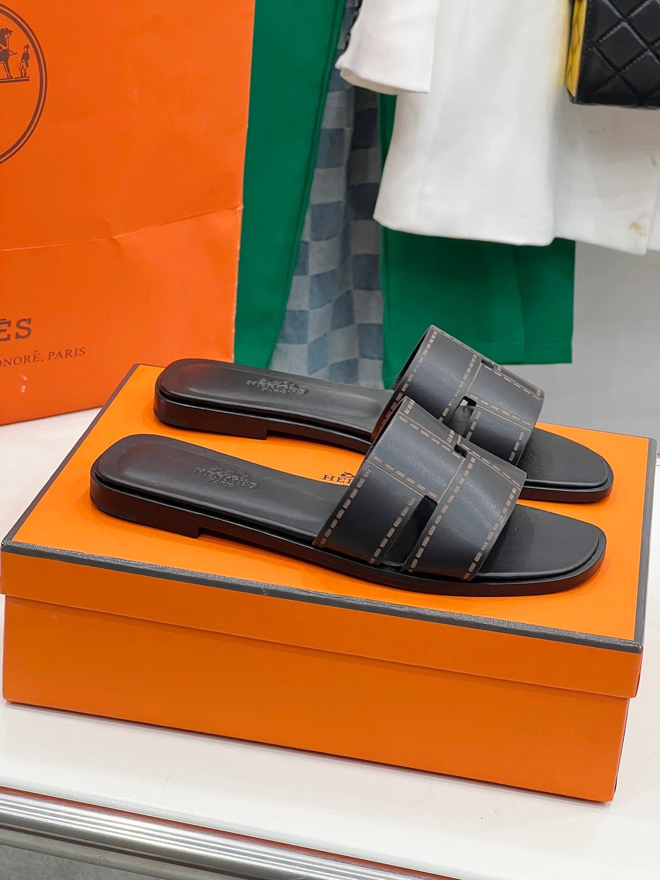 IDIOMA SANDAL IN BLACK CALFSKIN