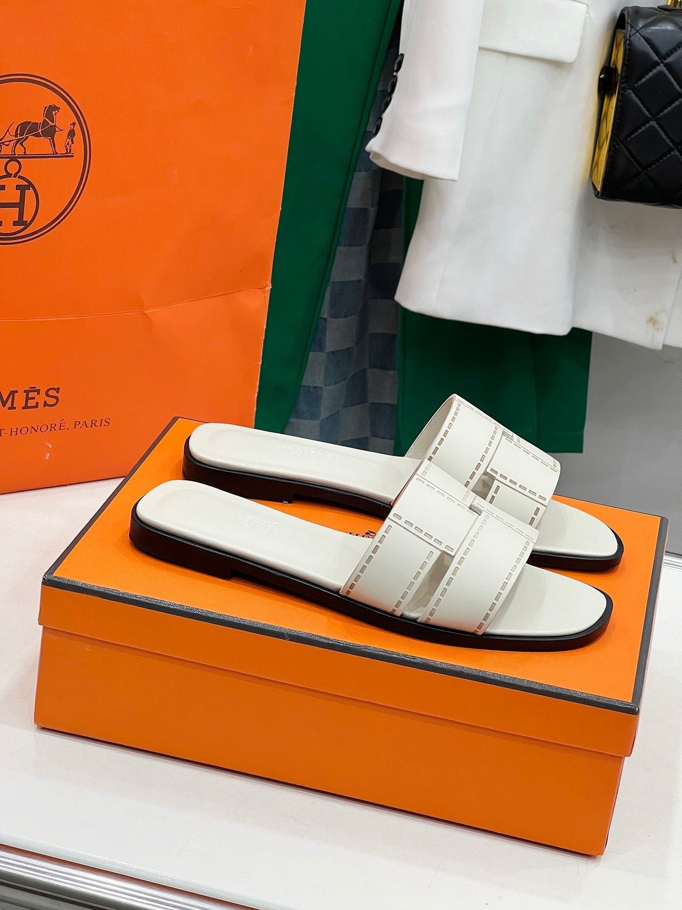 IDIOMA SANDAL IN WHITE CREAM CALFSKIN