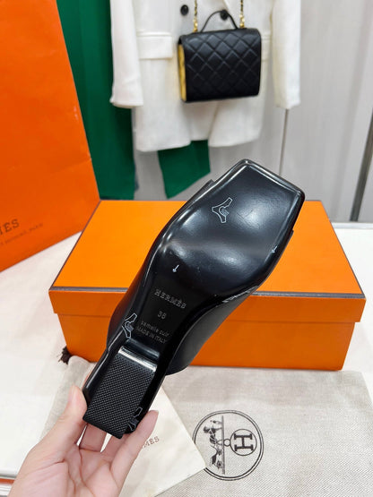 IDOLE SANDAL IN BLACK CALFSKIN