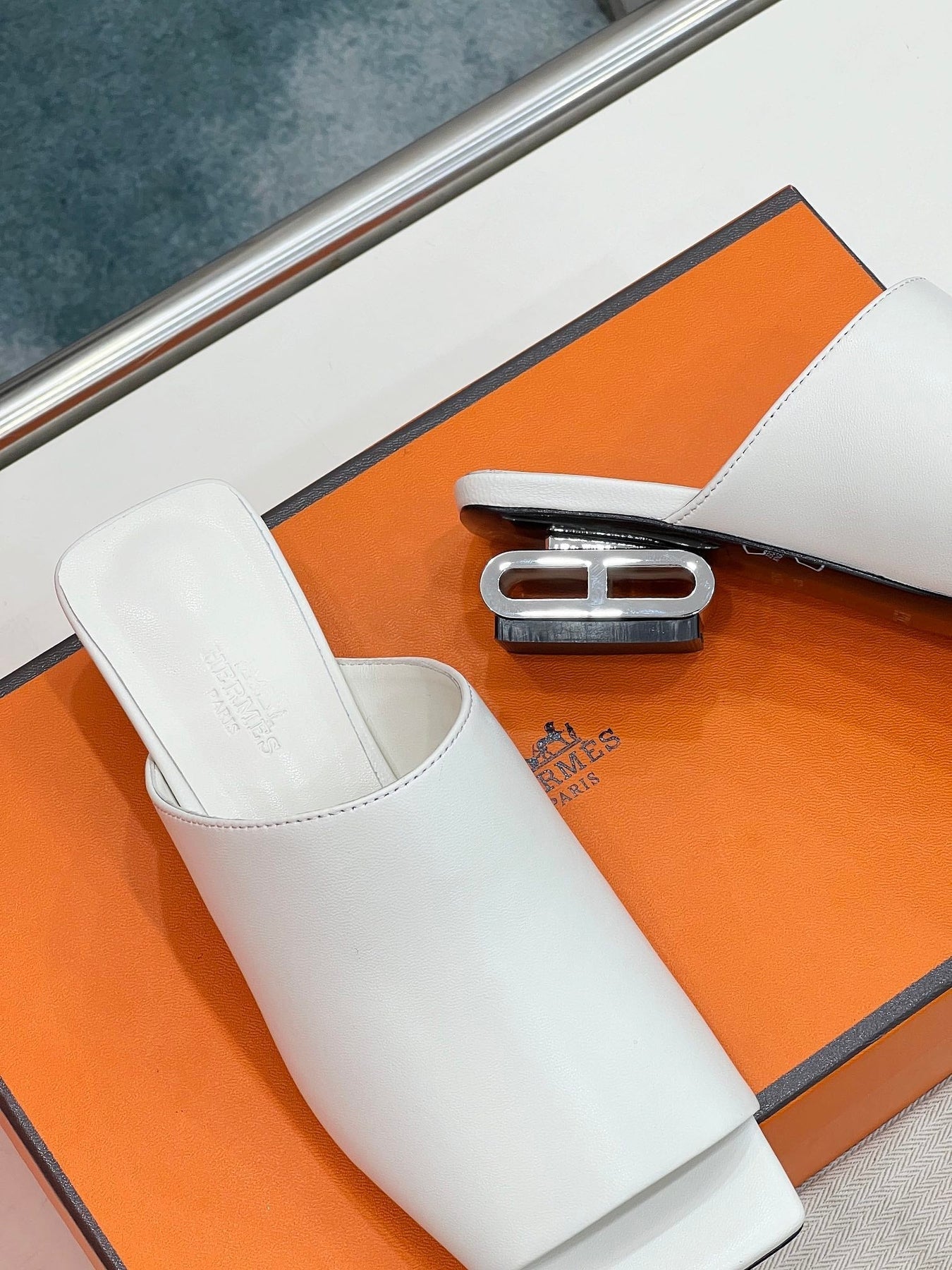 IDOLE SANDAL IN WHITE CALFSKIN