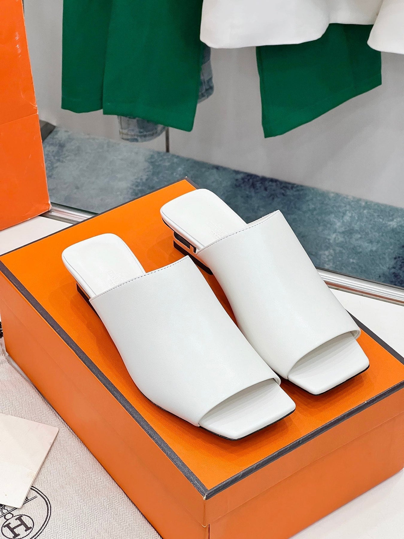 IDOLE SANDAL IN WHITE CALFSKIN