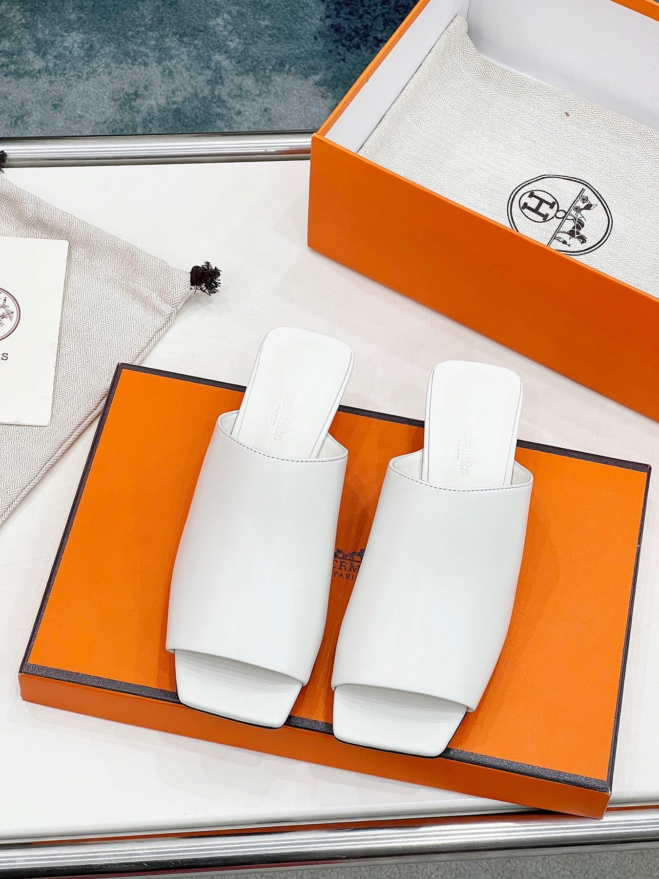 IDOLE SANDAL IN WHITE CALFSKIN