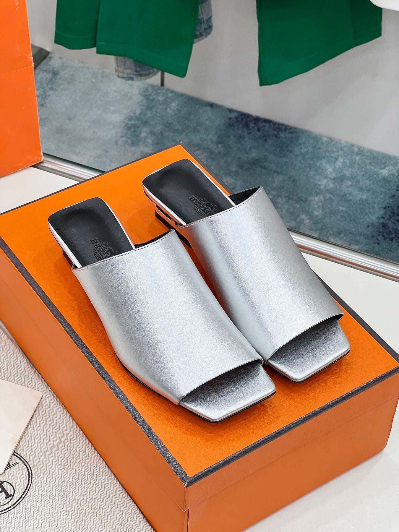 IDOLE SANDAL IN SILVER CALFSKIN