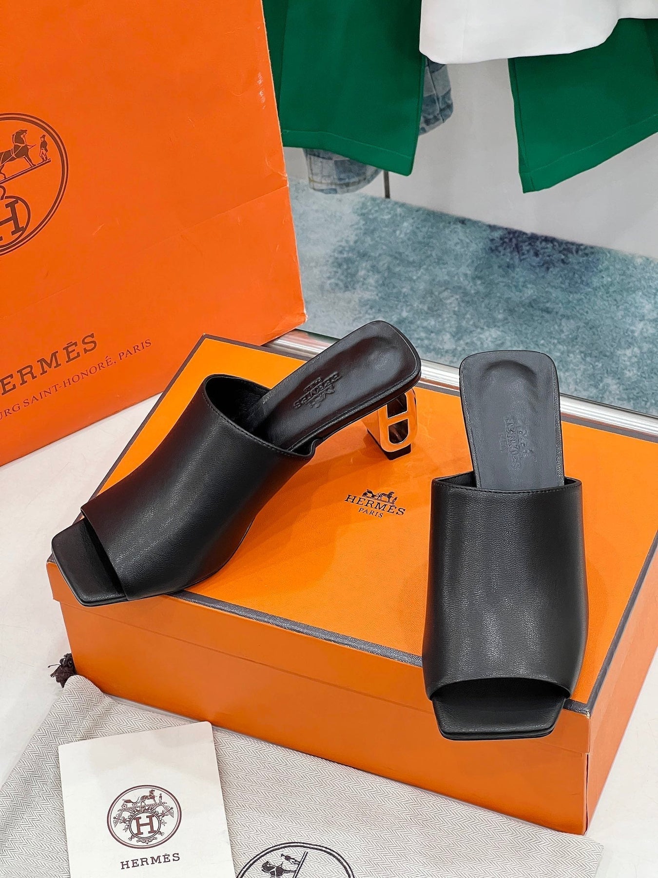 ICONIQUE 60 SANDAL IN BLACK CALFSKIN