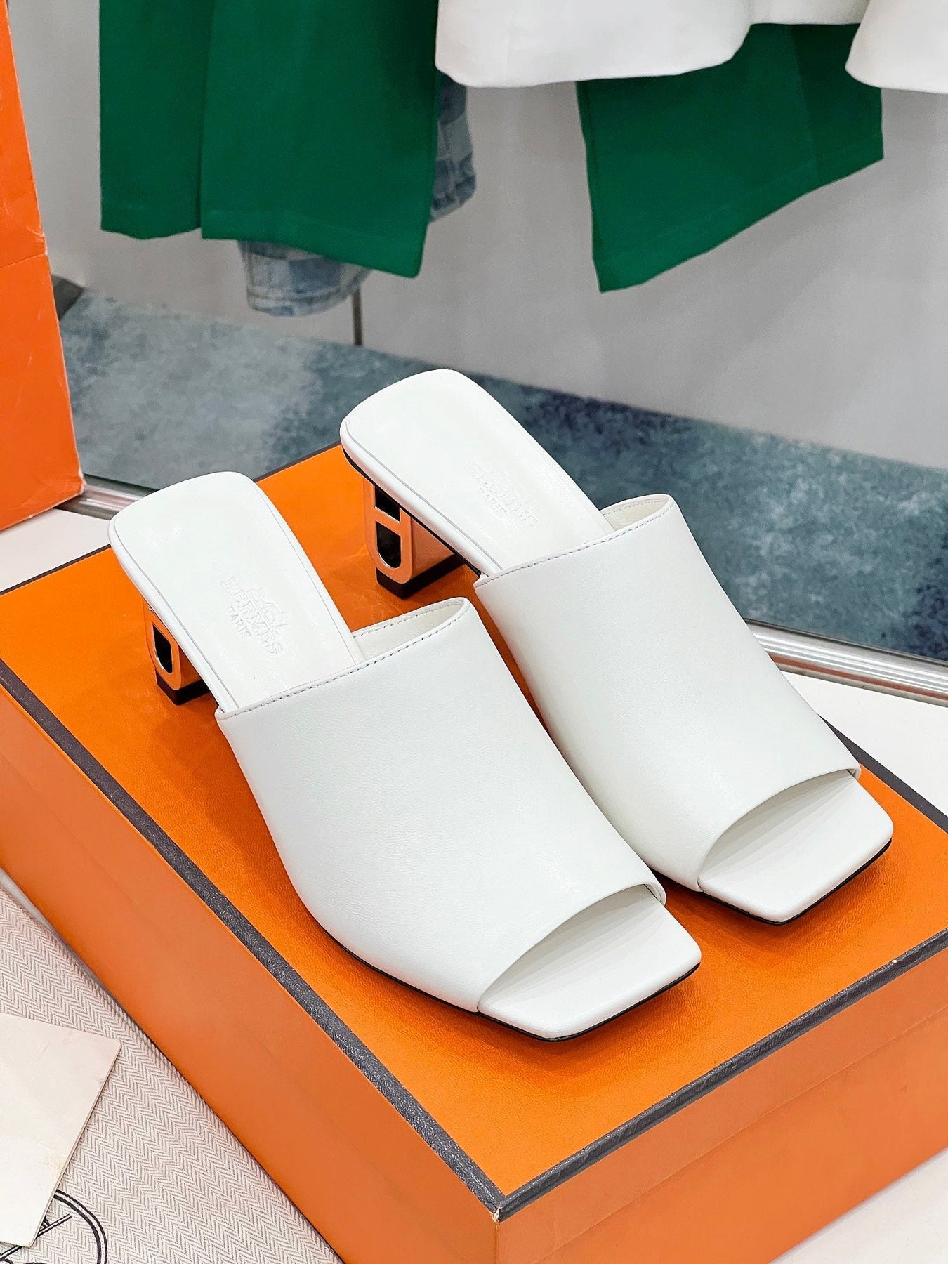 ICONIQUE 60 SANDAL IN WHITE CALFSKIN