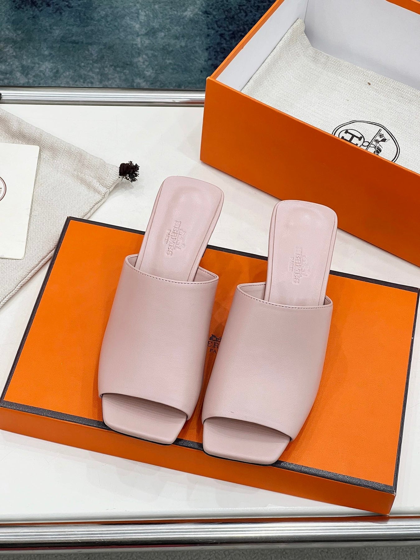 ICONIQUE 60 SANDAL IN BABY PINK CALFSKIN