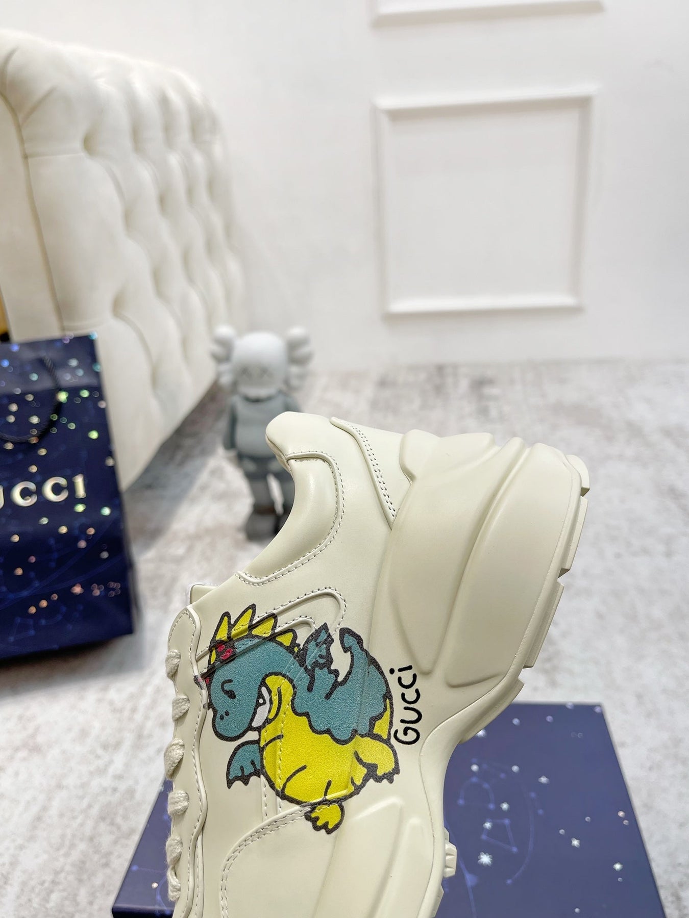GG RHYTON TRAINER WHITE LAMBSKIN WITH SKY DINO MOTIF