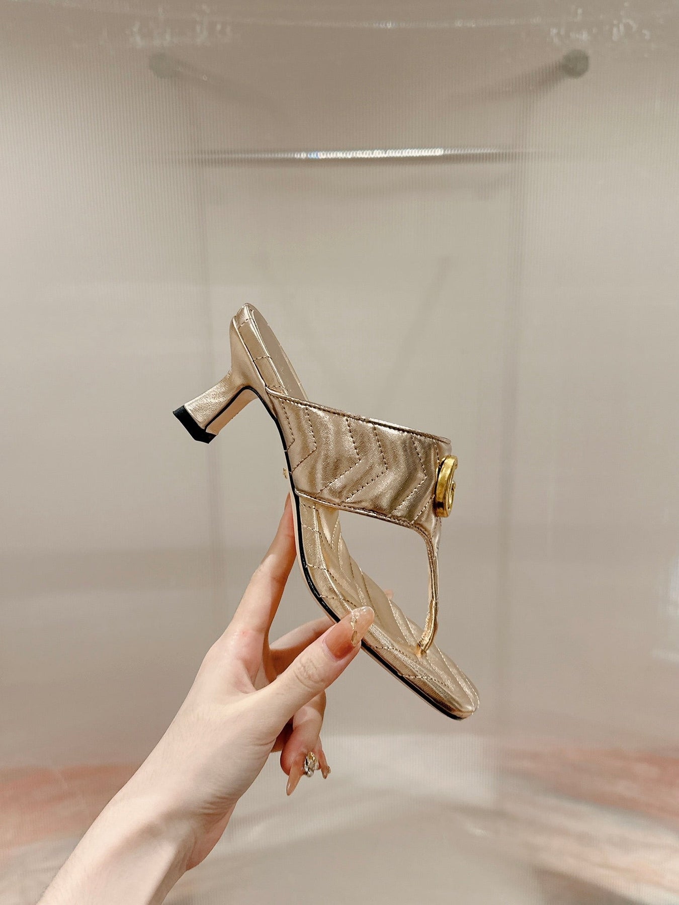 HIGH THONG MULE 55MM IN LIGHT GOLD CALFSKIN WITH GOLD HARDWARE