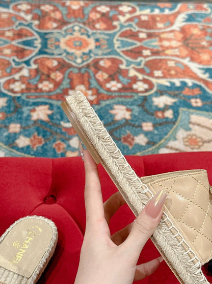 FLAT SLIPPERS IN BEIGE CREAM LAMBSKIN AND WOVEN WITH LOGO