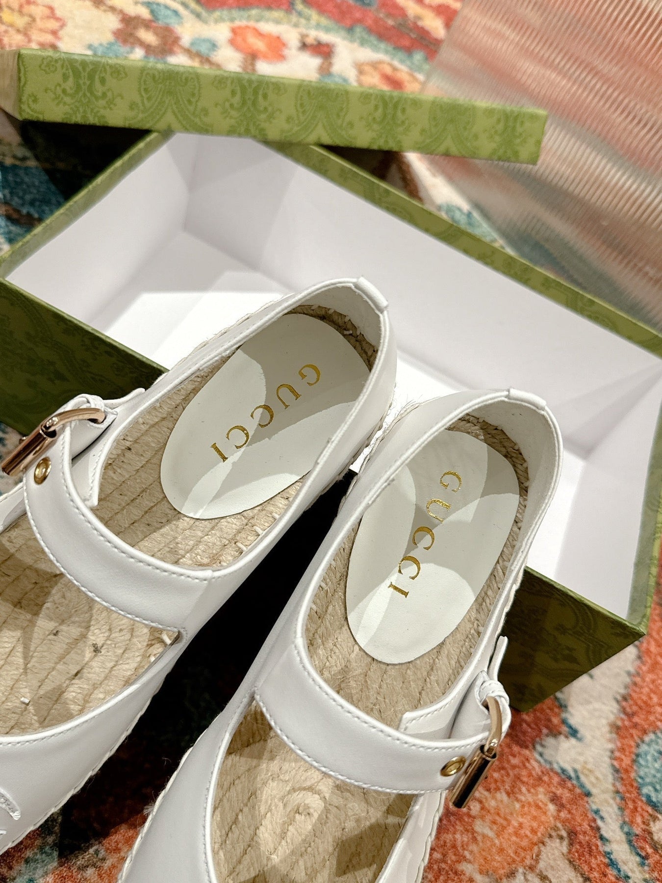 GG CROSS STRAP FLAT SHOES IN WHITE CALFSKIN WITH STRAW SOLE