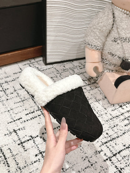 REGGIE SLIPPER IN BLACK SUEDE AND SHEARLING LINING